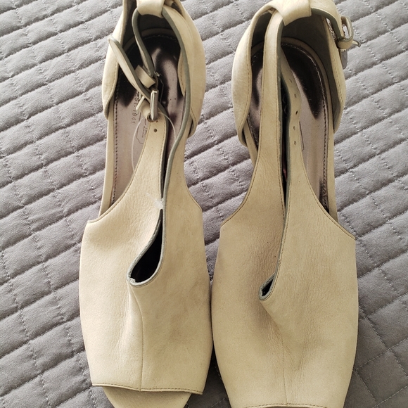 Shoes - Picture 4 of 6